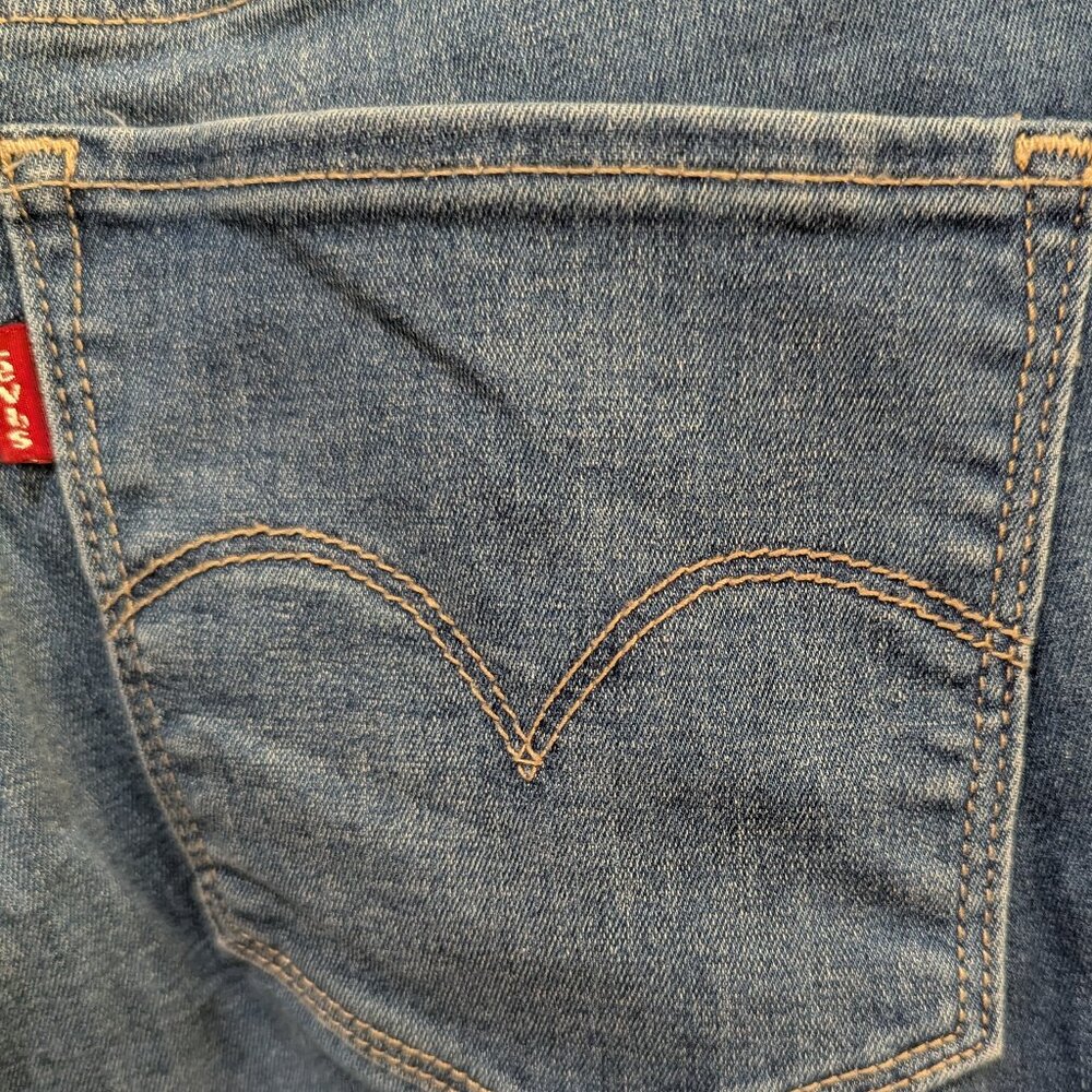 Levi's 314 Slimming Straight Jeans | Medium Wash | Size 29 - Picture 6 of 7